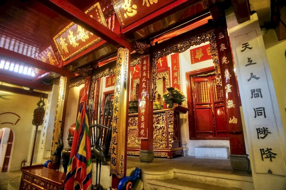 The Altars are gilded in red and gold in the style of the pagoda architecture of Northern culture 
